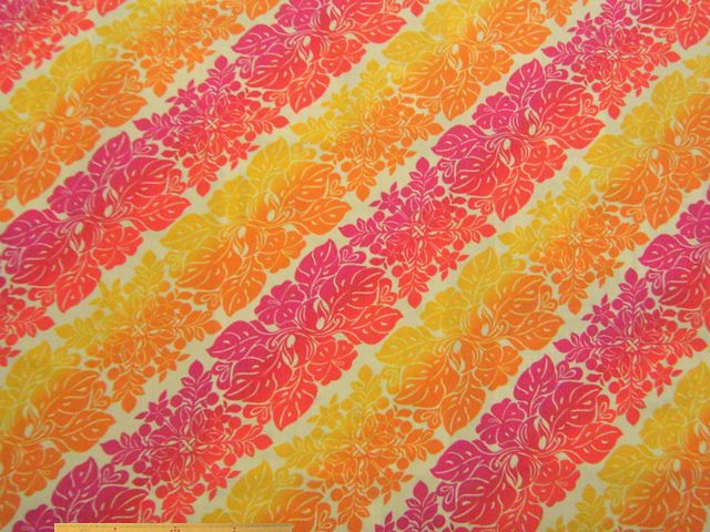 バイヤス柄ハイビスカスT/Cブロードプリント(オレンジ～ピンク)