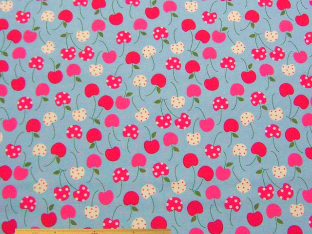 サクランボ柄・綿オックスプリント(水色)