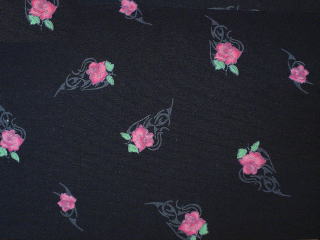 ゴシック・バラ柄コットンオックスプリント(ブラック)