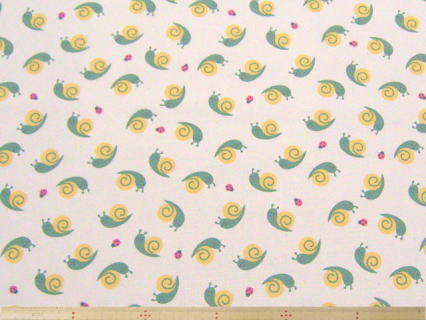 カタツムリ柄・綿オックスプリント(キナリ)