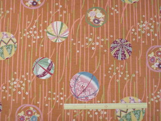 綿ドビーチリメン和調プリント(花輪小でまり文様・だいだい色)