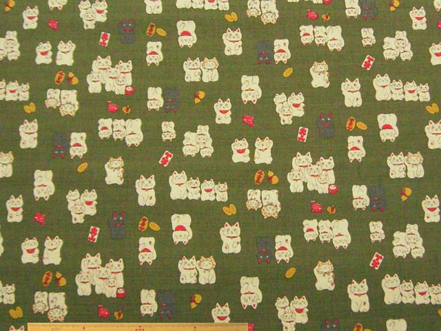 和調招き猫柄・コットンドビーツムギクロスプリント(モスグリーン)